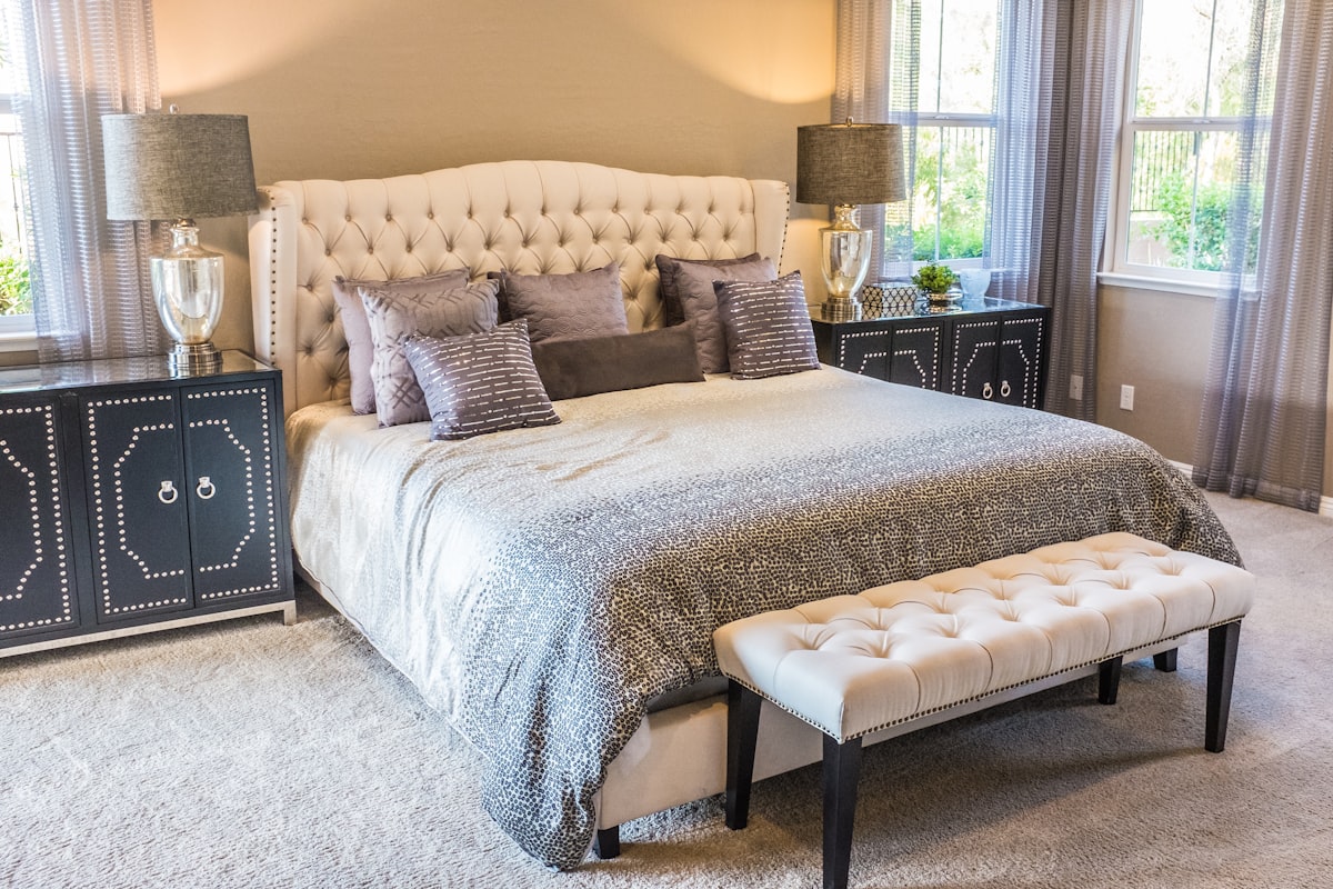 Vollständig eingerichtetes Schlafzimmer-Set mit abgestimmten Textilien und Leuchten