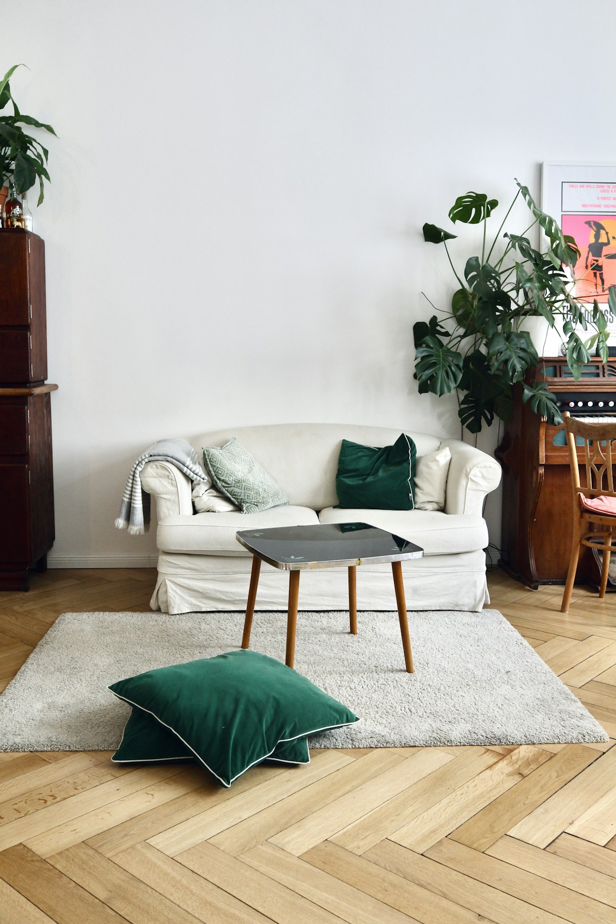 Liebevoll eingerichtetes Wohnzimmer-Set mit Sofa, Klavier und Zimmerpflanzen